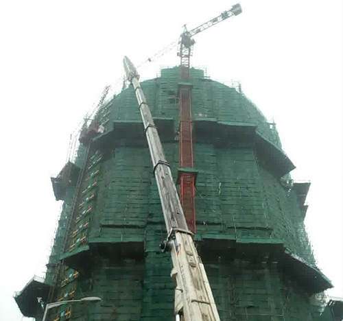 三明市吊车在工地上作业